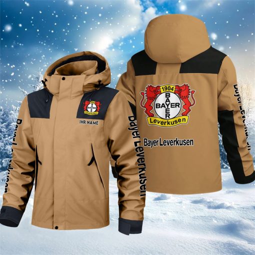 Bayer 04 Leverkusen – Outdoorjacke Sportlicher Stil mit Ihrem Namen Bayer 04 Leverkusen – Outdoorjacke Sportlicher Stil mit Ihrem Namen