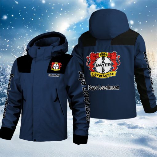 Bayer 04 Leverkusen – Outdoorjacke Sportlicher Stil mit Ihrem Namen Bayer 04 Leverkusen – Outdoorjacke Sportlicher Stil mit Ihrem Namen