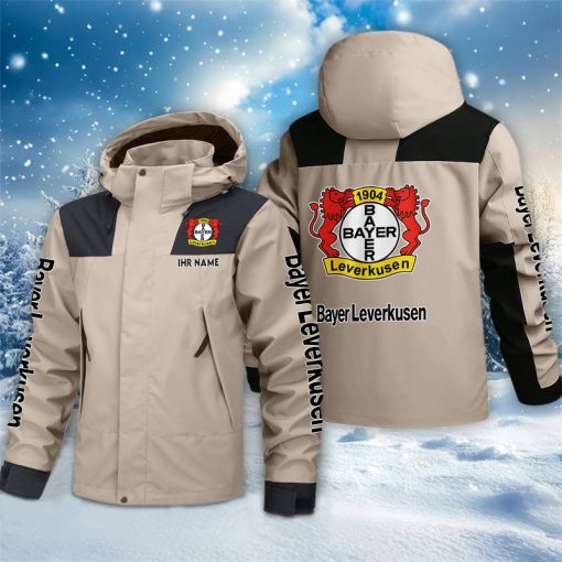 Bayer 04 Leverkusen – Outdoorjacke Sportlicher Stil mit Ihrem Namen Bayer 04 Leverkusen – Outdoorjacke Sportlicher Stil mit Ihrem Namen