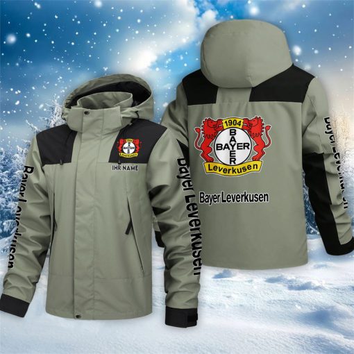 Bayer 04 Leverkusen – Outdoorjacke Sportlicher Stil mit Ihrem Namen Bayer 04 Leverkusen – Outdoorjacke Sportlicher Stil mit Ihrem Namen