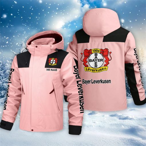 Bayer 04 Leverkusen – Outdoorjacke Sportlicher Stil mit Ihrem Namen Bayer 04 Leverkusen – Outdoorjacke Sportlicher Stil mit Ihrem Namen