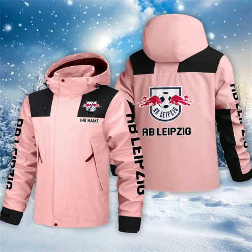 RB Leipzig – Outdoorjacke Sportlicher Stil mit Ihrem Namen RB Leipzig – Outdoorjacke Sportlicher Stil mit Ihrem Namen