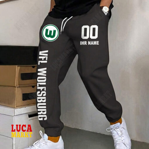 VfL Wolfsburg – Jogginghose Neue Edition mit Individueller Name Nummer VfL Wolfsburg – Jogginghose Neue Edition mit Individueller Name Nummer