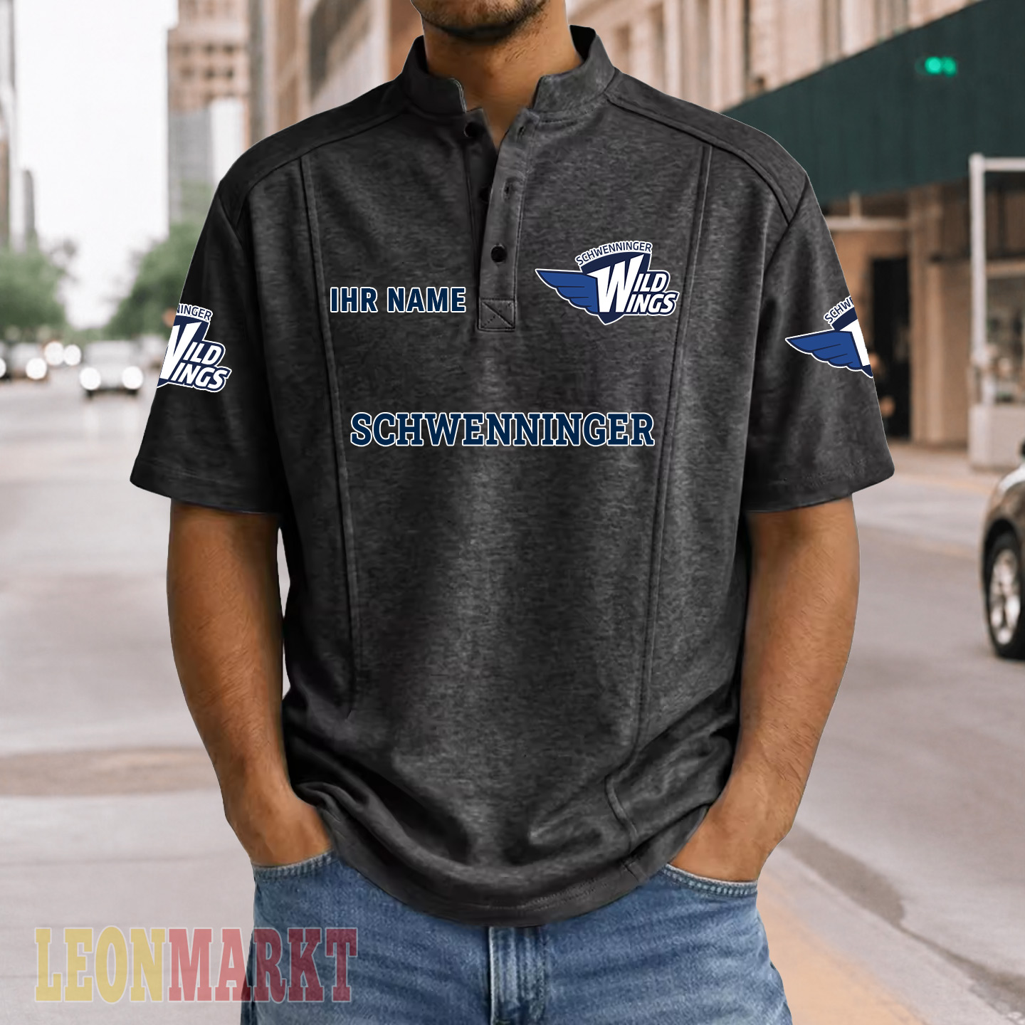 Schwenninger Wild Wings – Stehkragen-Polo Neue Version mit Ihrem Namen Schwenninger Wild Wings – Stehkragen-Polo Neue Version mit Ihrem Namen